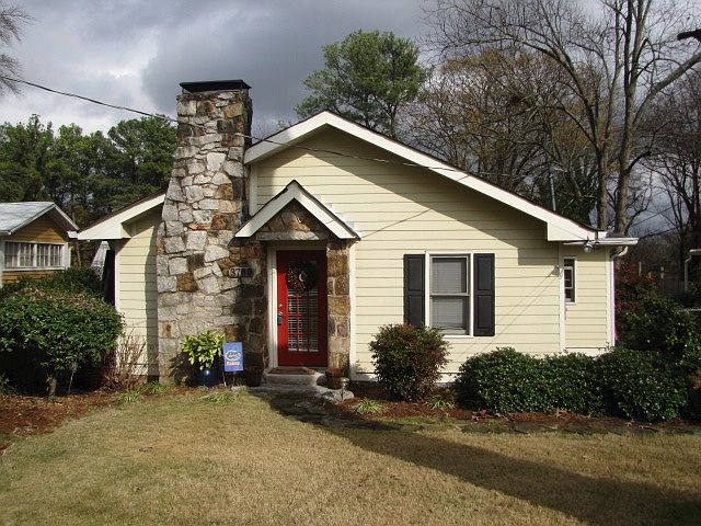 3700 College Avenue, Clarkston is a charming 2 BDRM/2 BATH B