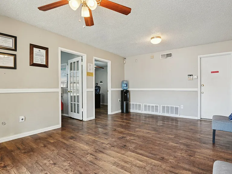 Rock Island Apartments — Photo 14