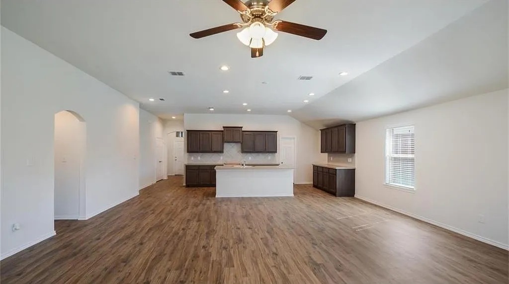 3 bed, 1861 sqft, $2,399 — Photo 3