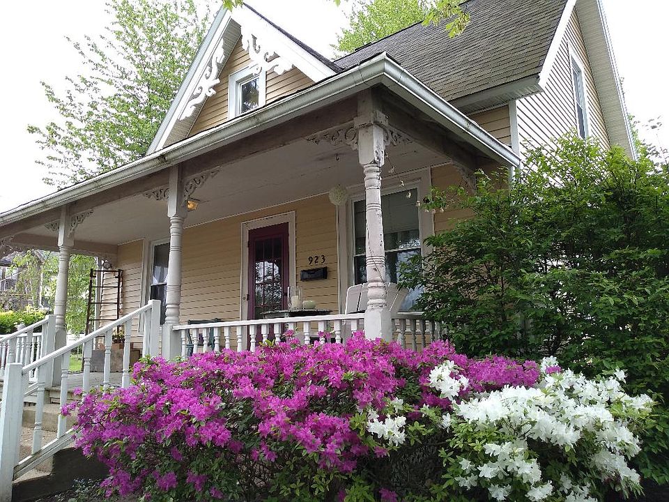 1st image of 923 N Ave NE