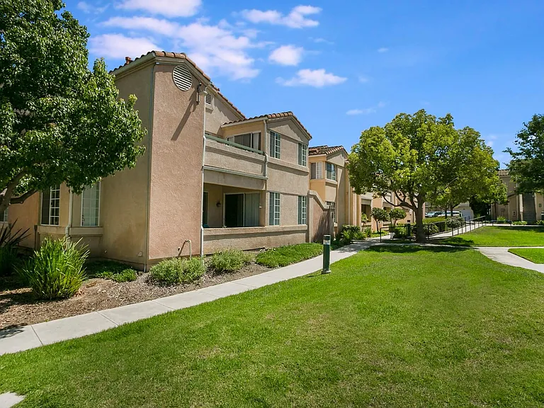 Arroyo Villa Apartments — Photo 15