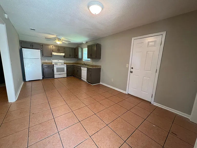 813 Robin Hood Trl — Photo 18
