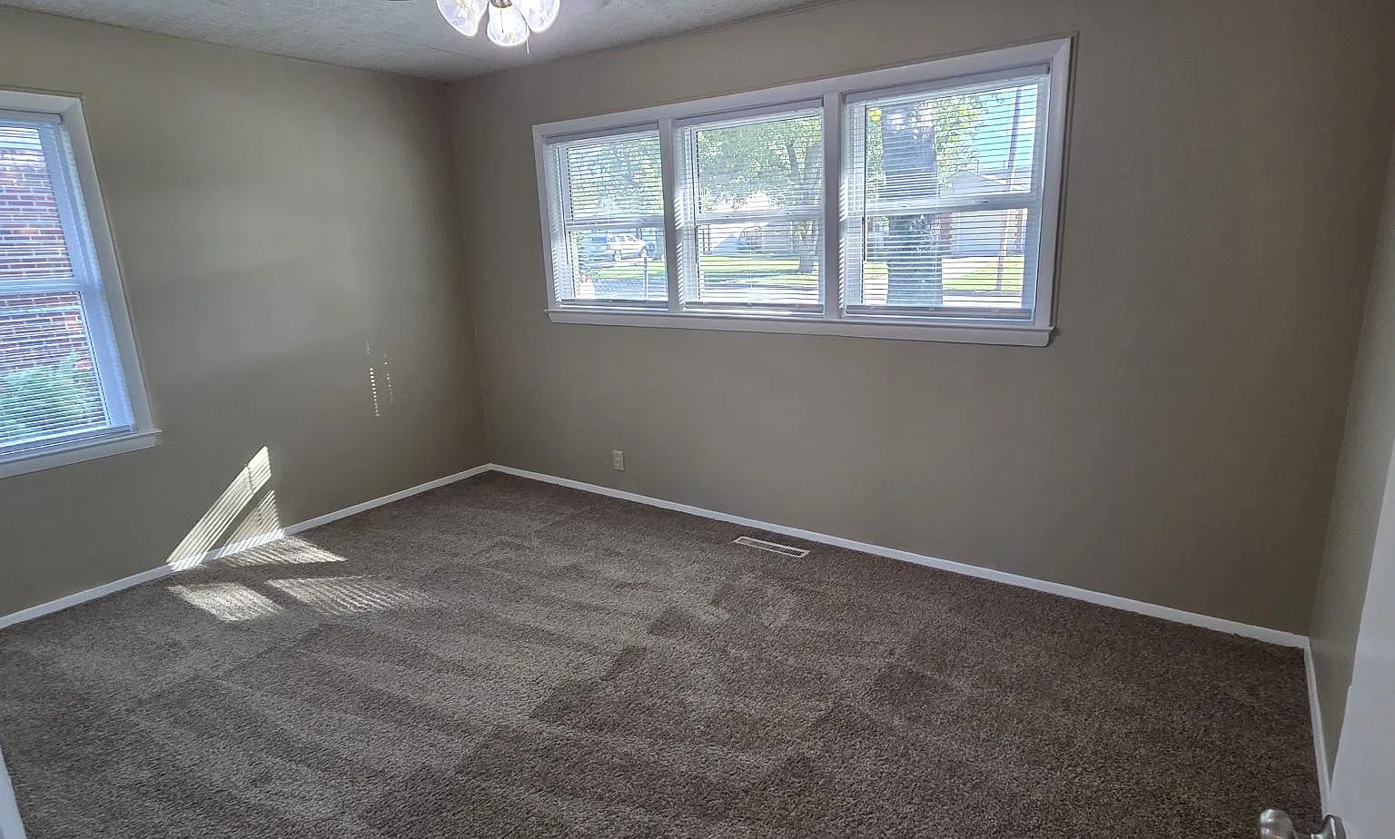3 bed, 1018 sqft, $1,150 — Photo 3