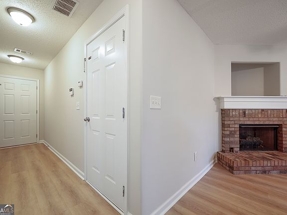 3rd image of 1442 Box Cir