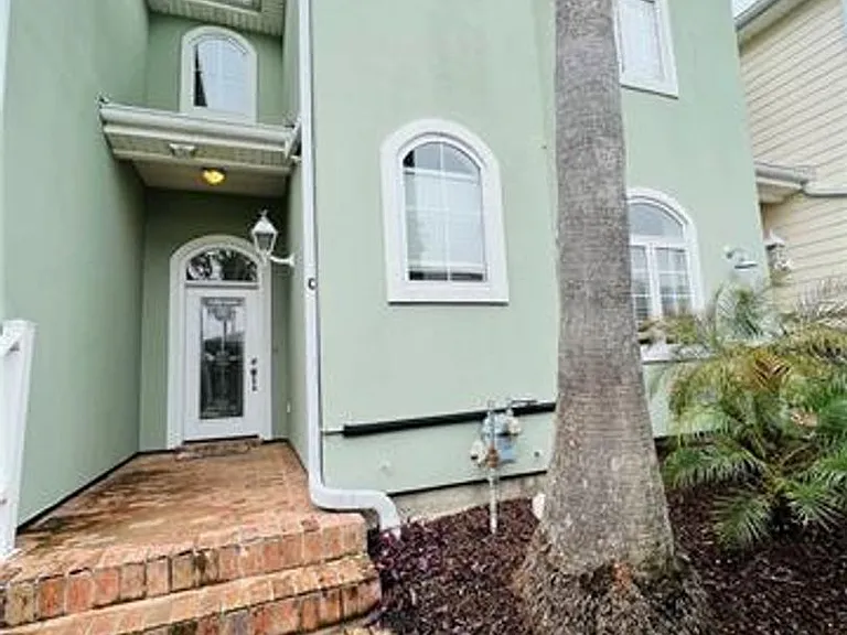 1413 Royal Palm Dr — Photo 1