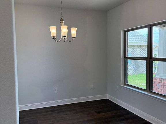5th image of 185 Ridgeway Cir