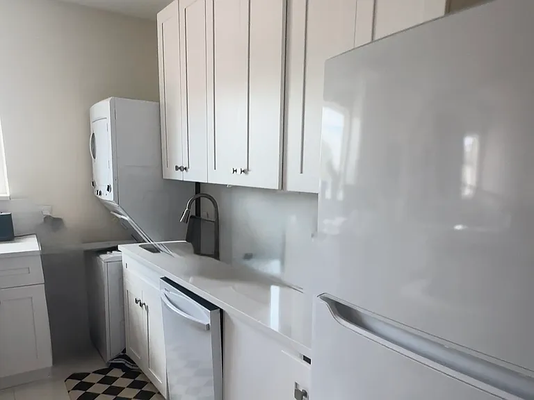 434 NE 7th Ave #4 — Photo 2