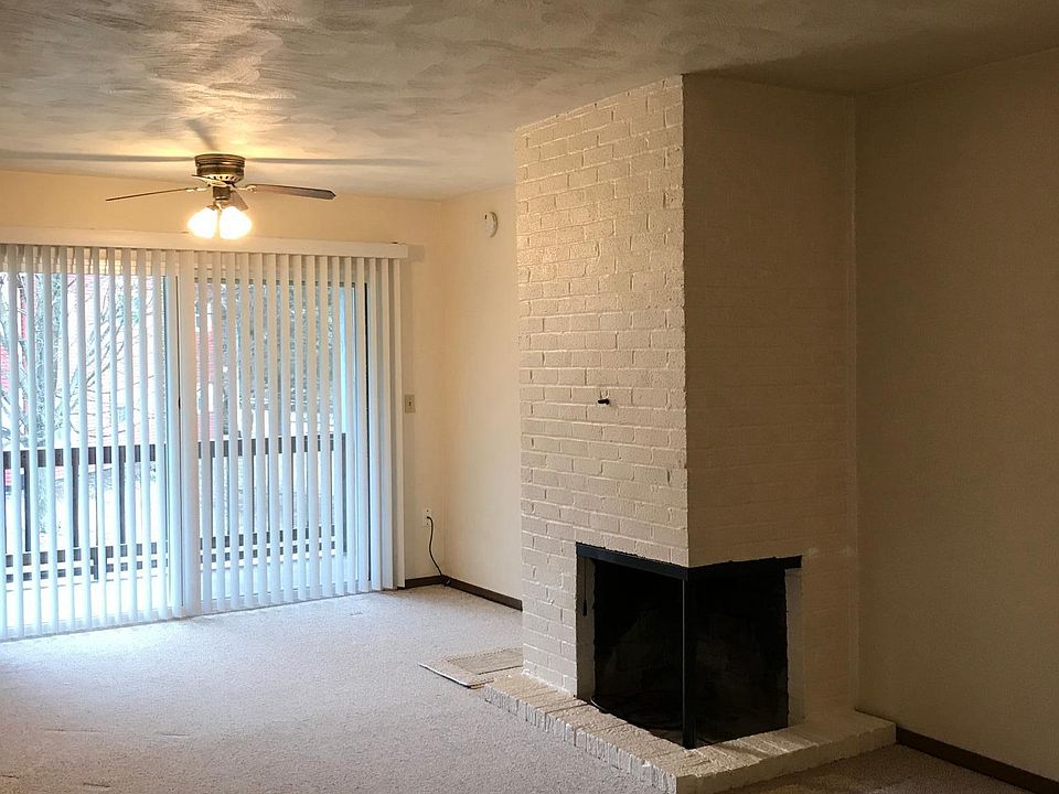 Living room/dining space