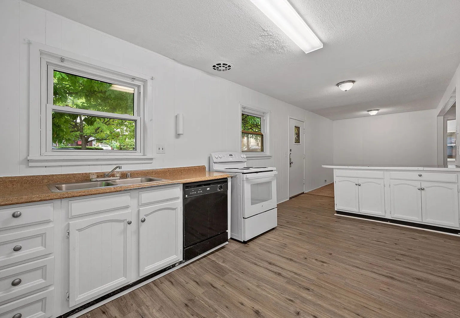 4 bed, 2.0 bath, 1950 sqft, $3,195 — Photo 2