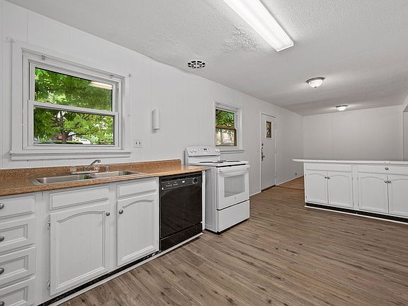 2nd image of 2533 Ravine St