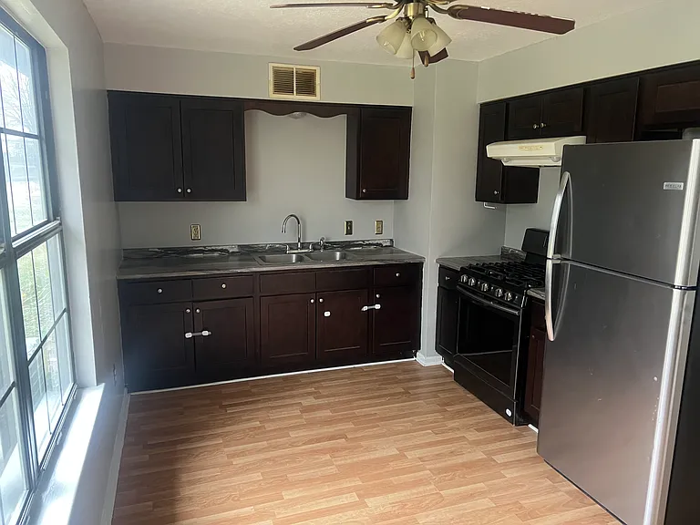 804 W Town Ct — Photo 6