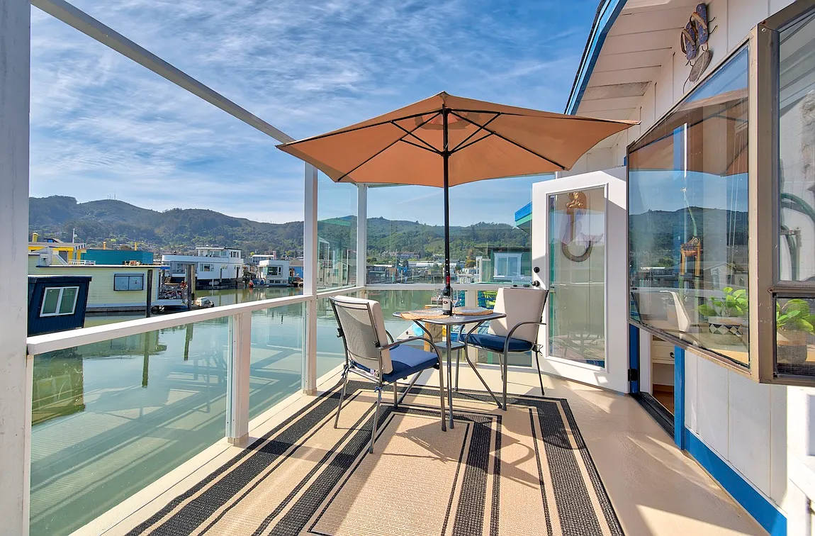 2 bed, 900 sqft, $6,000 — Photo 1