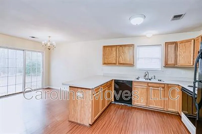 3 bed, 2.5 bath, 1700 sqft, $1,700 — Photo 3