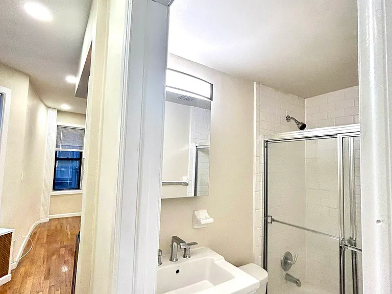 608 E 9th St #9 — Photo 4