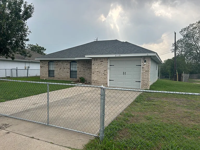 2110 Jerome Dr — Photo 2