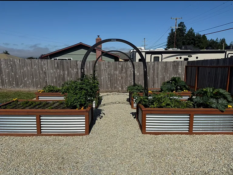 1079 Hilltop Dr — Photo 18