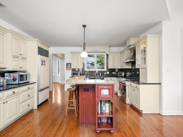 9127 Falling Waters Dr E, Willowbrook, IL 60527