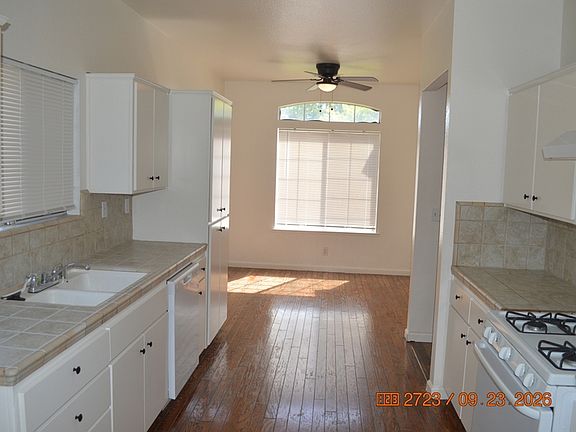 3rd image of 923 Woodland Dr