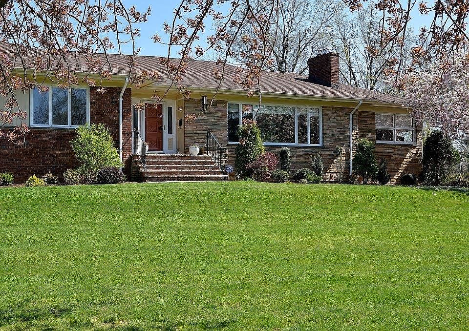 1st image of 10 Speir Dr