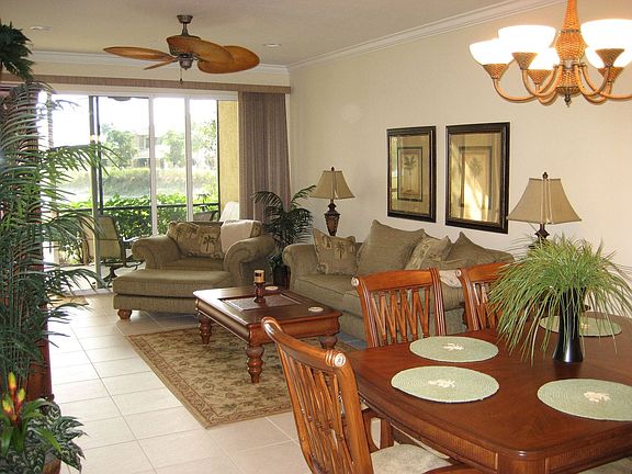 Living/Dining Room Opens up to Lanai