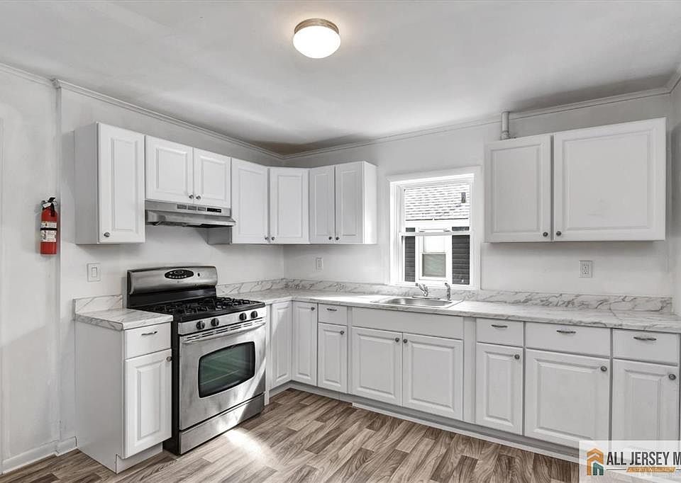 1st image of 27 Drummond Ave