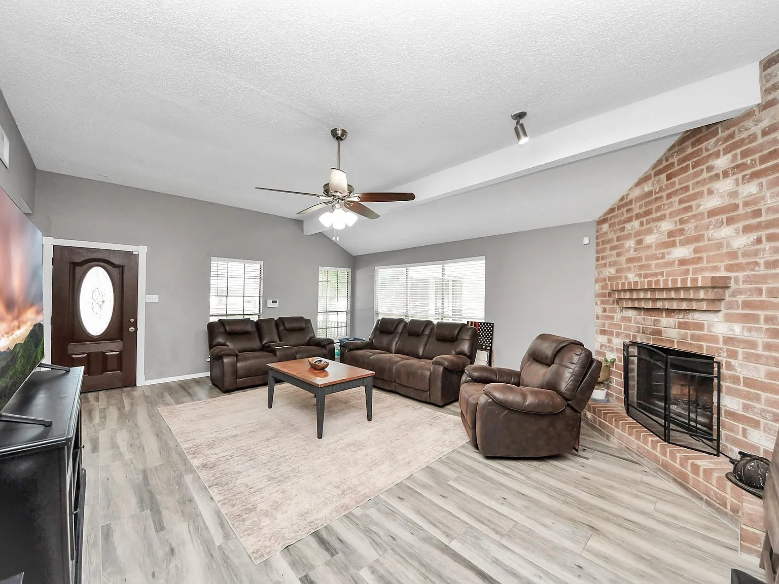 3 bed, 2.0 bath, 1400 sqft, $2,000 — Photo 2