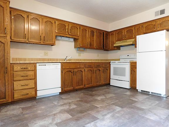 Large eat-in kitchen w/ all appliances