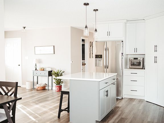 3rd image of 106 Reimer St SW