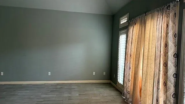 907 Goldfinch Ave — Photo 2