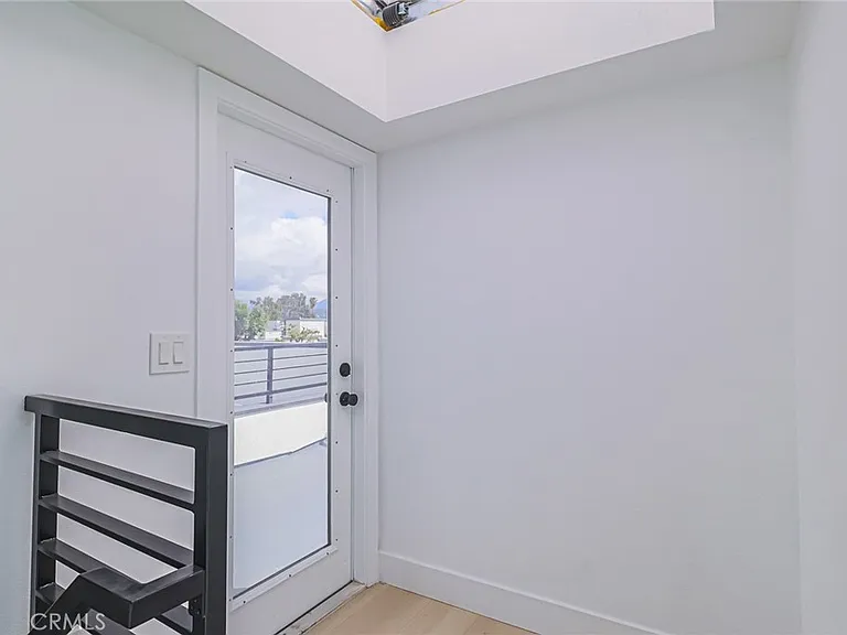 11814 Gilmore St — Photo 33