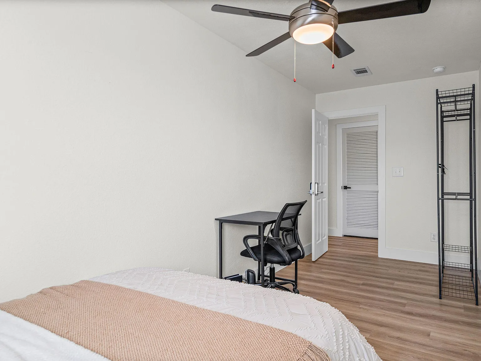 4 bed, 3.0 bath, 1650 sqft, $884 — Photo 2