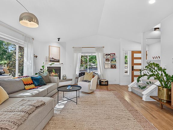 3rd image of 953 Spring Way