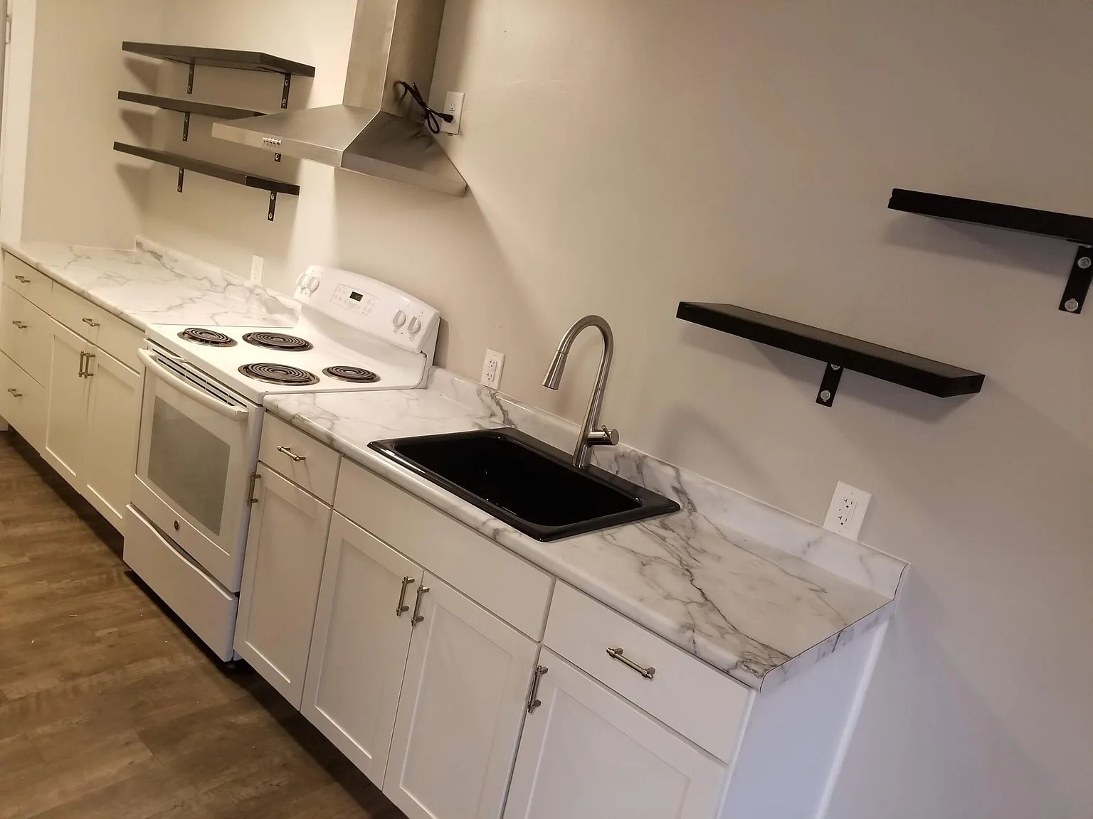 1 bed, 900 sqft, $1,300 — Photo 3