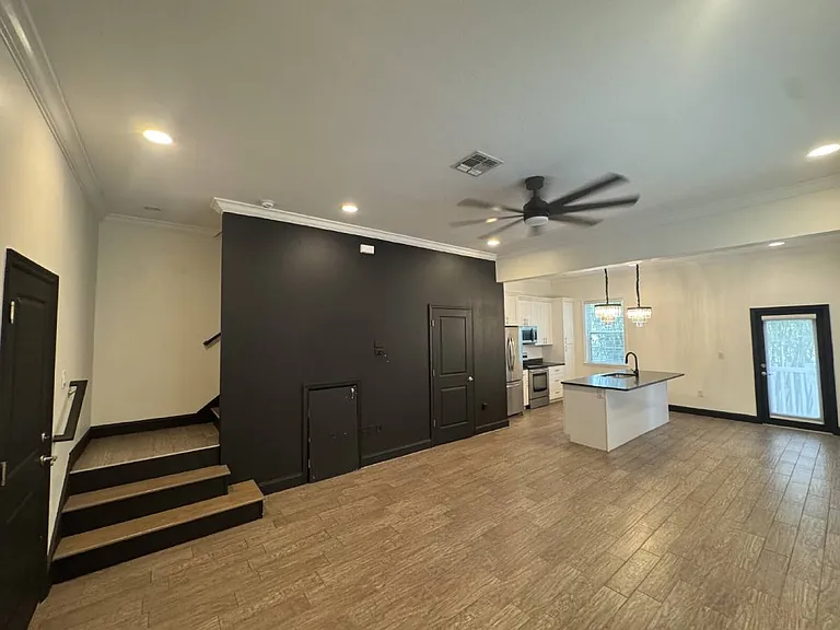 331 N Trask St — Photo 2