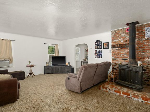 4th image of 2058 - 2066 N Blythe Avenue