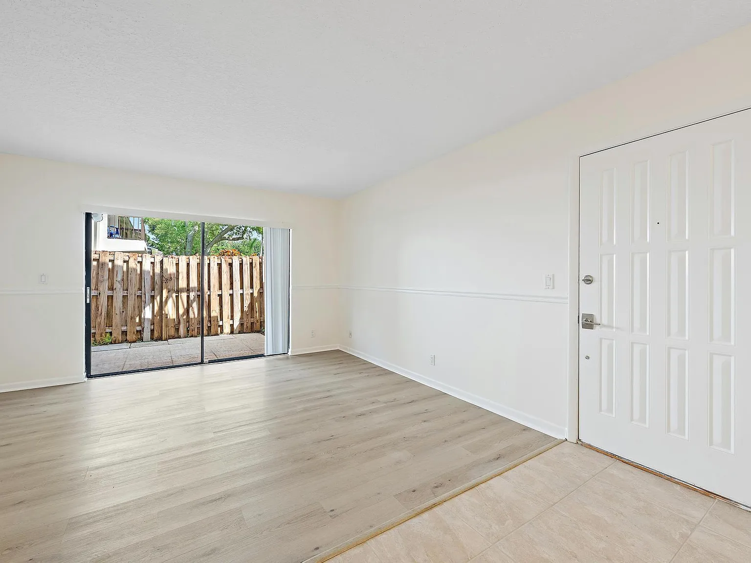 2 bed, 2.0 bath, 1000 sqft, $2,300 — Photo 4