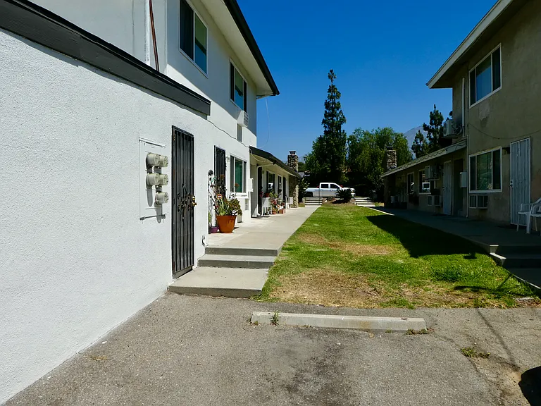 966 W Pine St #A — Photo 23