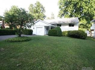 147 Cow Neck Rd, Port Washington, NY 11050