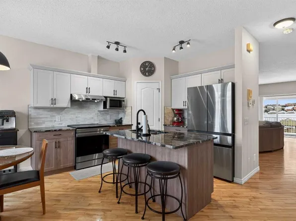 42 Hamptons Line NW, Calgary, AB T3A 5V9