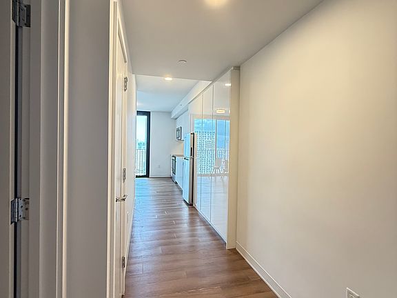 4th image of 987 Queen St #3511