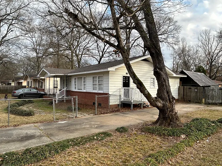 2826 Walker St — Photo 3