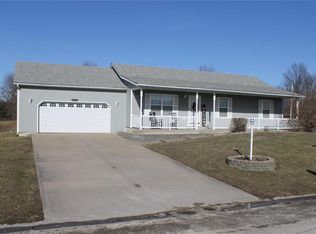 34076 Canoe Ct, Brighton, IL 62012