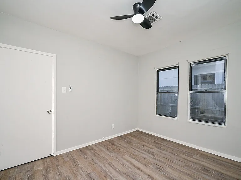 1507 Laird St — Photo 14
