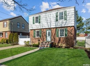 290 Latham Rd, Mineola, NY 11501