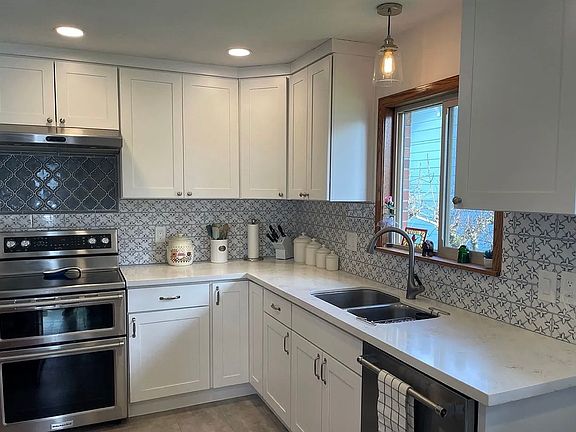 3rd image of 816 W Pioneer
