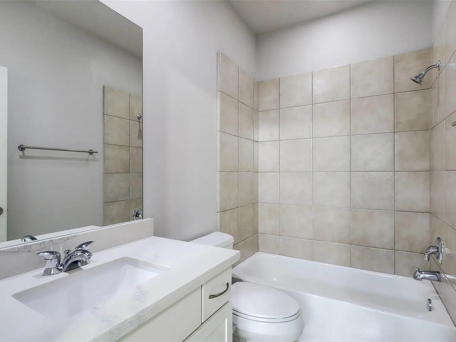 3 bed, 3.5 bath, 2100 sqft, $2,700 — Photo 4