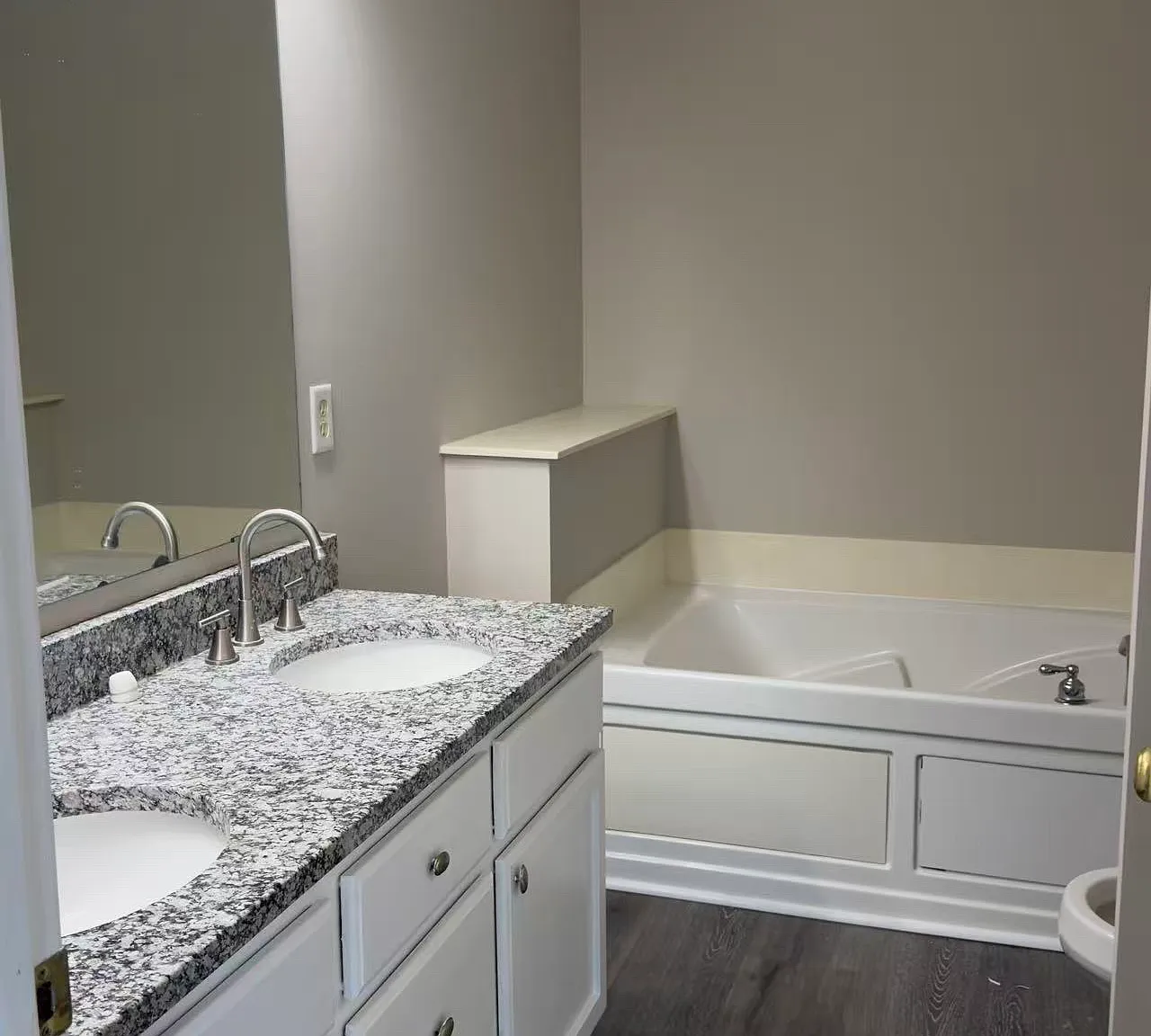3 bed, 2.5 bath, 1400 sqft, $2,300 — Photo 1