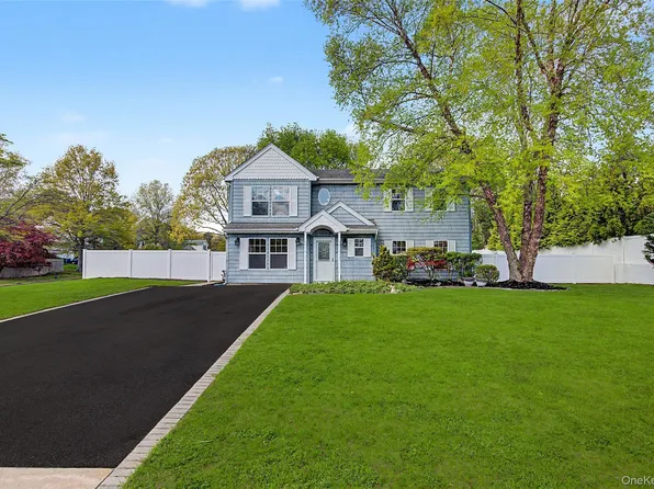 6 Lyons Lane, Coram, NY 11727