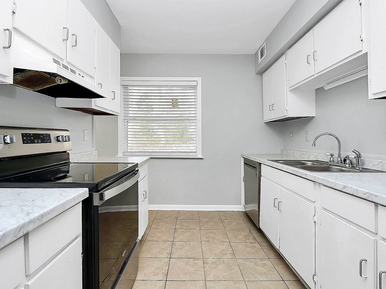 3 bed, 2.5 bath, 1454 sqft, $1,700 — Photo 4
