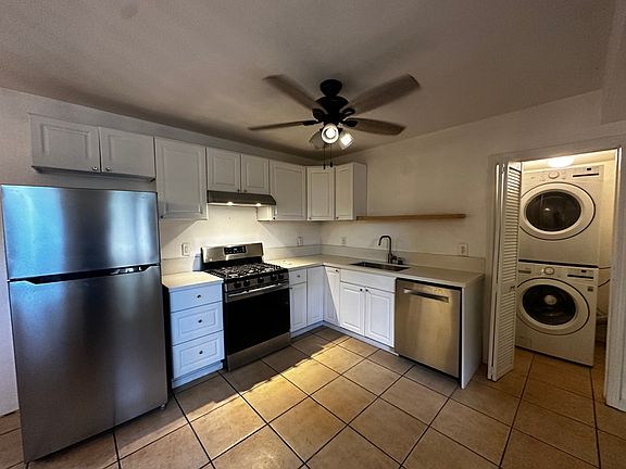 Kitchen Appliances. The tile floors have been replaced with wood laminate floors. New Pictures to come